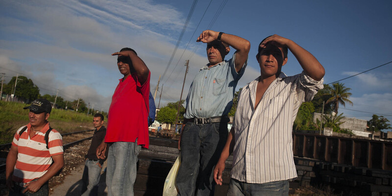 Un gruppo di migranti centroamericani 
attende l’arrivo del treno merci nella 
stazione di Tenosique (stato di Tabasco), 
per poter salire sul tetto e proseguire 
il viaggio verso nord. La tratta da Tenosique 
a Palenque farà parte del percorso 
del Treno maya (Fabio Cuttica)