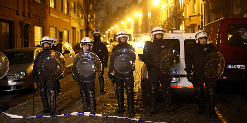 Poliziotti schierati a Molenbeek, Bruxelles, il 18 marzo 2016 durante l'operazione antiterrorismo che ha portato all'arresto di Salah Abdeslam, poi condannato all'ergastolo per le stragi del novembre 2015 a Parigi (Foto Carl Court/Getty Images)