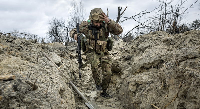 Un medico militare ucraino in trincea attorno a Bakhmut (John Moore/Getty Images)