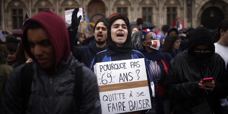 Le proteste dopo la decisione della Corte Costituzionale a Parigi (EPA/YOAN VALAT)