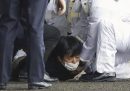 Il primo ministro giapponese Kishida è stato messo in salvo dopo un'esplosione a un comizio
