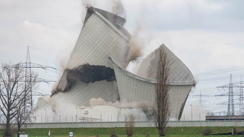 La demolizione di un impianto nucleare da tempo dismesso a Biblis nel febbraio del 2023 (Frank Rumpenhorst/dpa)