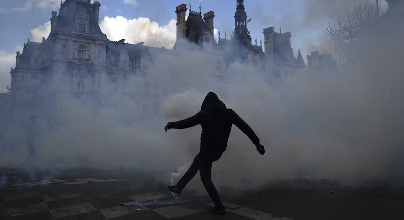 Proteste giovedì a Parigi contro la riforma delle pensioni (AP Photo/Lewis Joly)