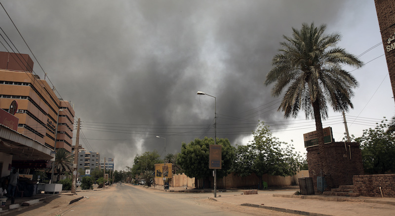 Il fumo delle esplosioni nelle strade di Khartoum (AP Photo/Marwan Ali)