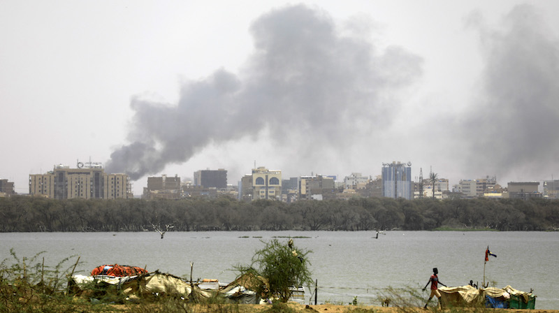 Il fumo provocato dai combattimenti a Khartum (Mohamed Khidir/Xinhua via ZUMA Press)