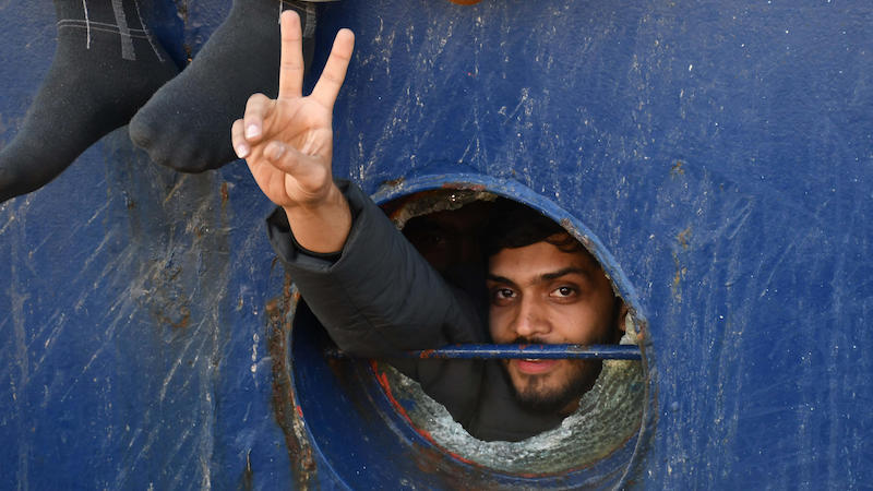 Un migrante sbarcato a Catania il 12 aprile (ANSA/ ORIETTA SCARDINO)