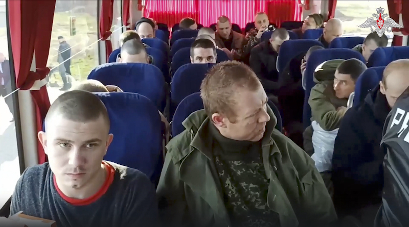 Prigionieri russi liberati dall'Ucraina lunedì (Russian Defense Ministry Press Service via AP)