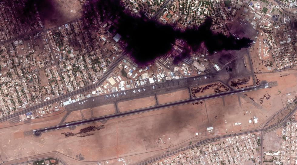 The smoke caused by the explosions in Khartoum, in a satellite image (ANSA/EPA/MAXAR TECHNOLOGIES)