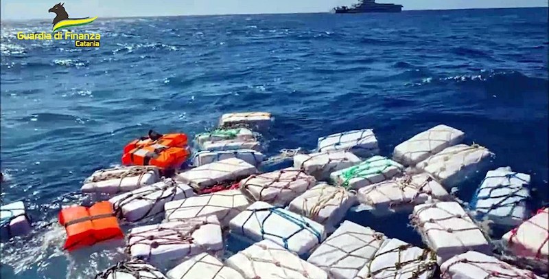 La Guardia di Finanza ha sequestrato un carico di 2 tonnellate di cocaina che galleggiava al largo della Sicilia