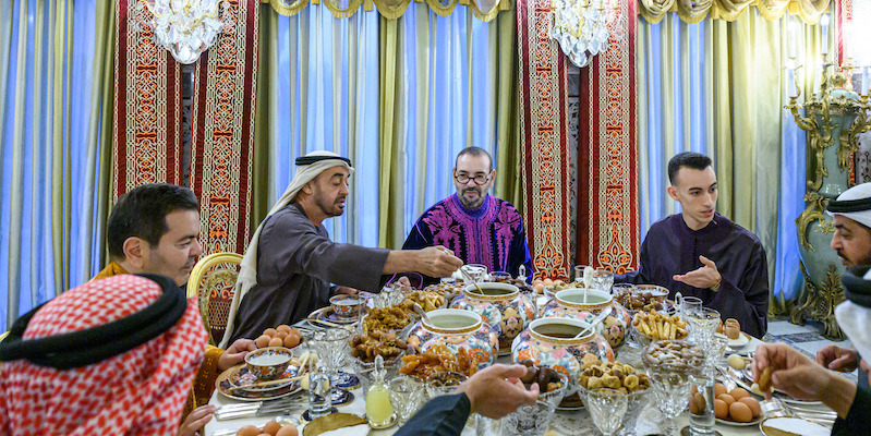 Il re Mohammed VI, al centro, con suo figlio (a destra) e lo sceicco di Abu Dhabi Mohammed bin Zayed ad aprile 2022 (Moroccan Royal Palace, via AP)