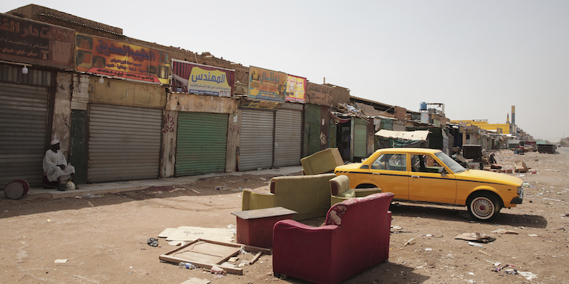 Un diplomatico europeo è stato aggredito in Sudan, dove è in corso da giorni una grave crisi politica con scontri molto violenti