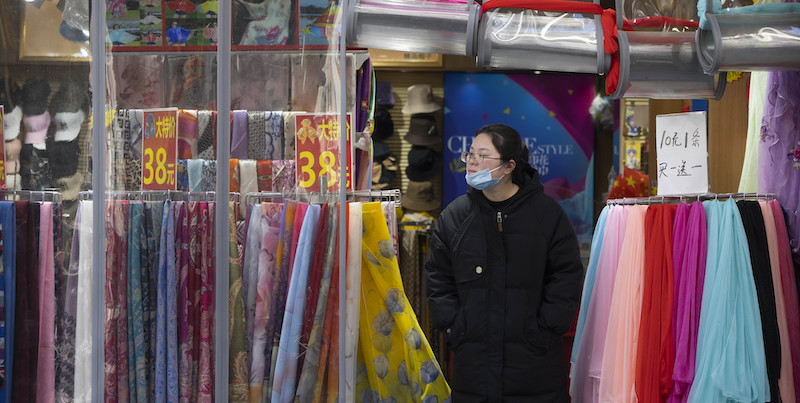 Un negozio di vestiti a Pechino (AP Photo/Mark Schiefelbein)