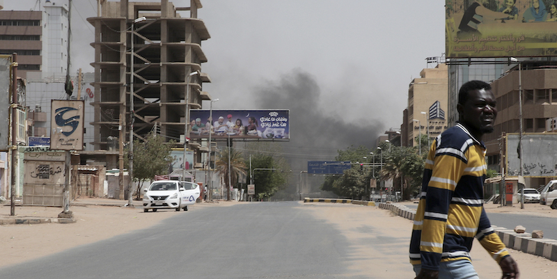 Il fumo provocato da un'esplosione a Khartum (AP Photo/Marwan Ali)
