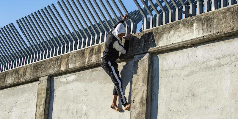 Il tentativo di fuga di un detenuto dal CPR di via Corelli a Milano (ANSA/Andrea Fasani)