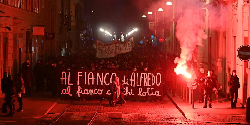 Manifestazione a Torino in solidarietà con Alfredo Cospito, 4 marzo 2023 (ANSA/ALESSANDRO DI MARCO)