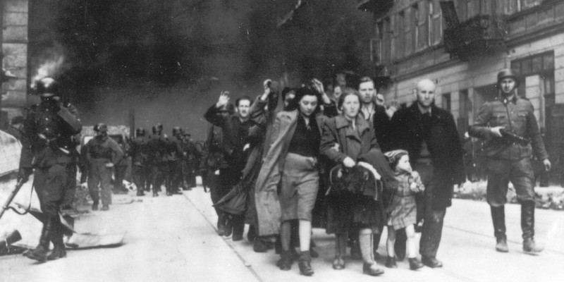 Un gruppo di ebrei polacchi deportati dai nazisti dopo la rivolta del ghetto di Varsavia, nel 1943 (AP Photo, file)