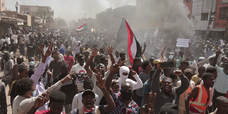 Una manifestazione a Khartum nel 2022 per chiedere la fine del regime militare (AP Photo/Marwan Ali, File)