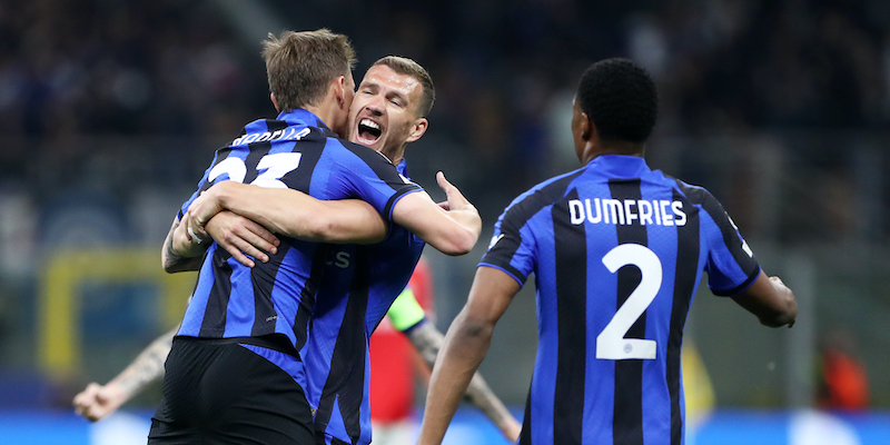 Nicolò Barella, Edin Dzeko e Denzel Dumfries dopo il primo gol al Benfica (Marco Luzzani/Getty Images)