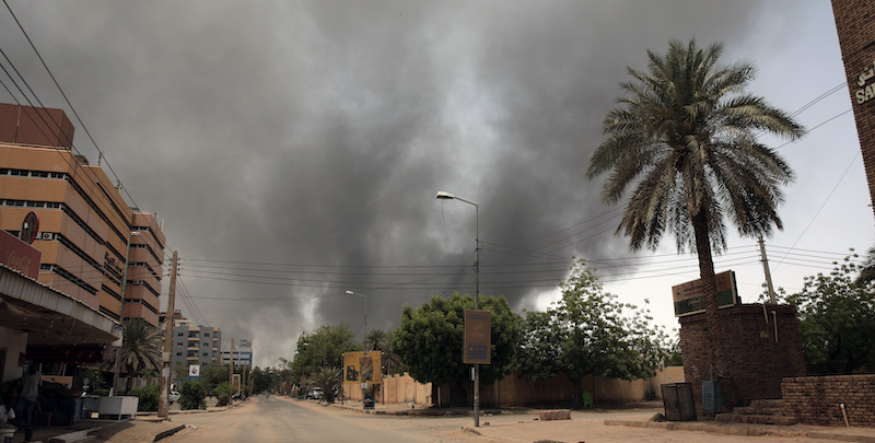 Il fumo causato dalle esplosioni a Khartum (AP Photo/Marwan Ali)