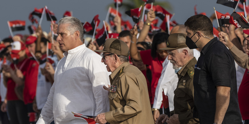 Il presidente Miguel Díaz-Canel con l'ex presidente Raúl Castro, all'anniversario della rivoluzione nel 2022 (AP Photo/Ramon Espinosa)