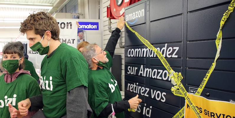 Protesta contro Amazon, Bayonne, 18 novembre 2020 (AP Photo/Bob Edme)