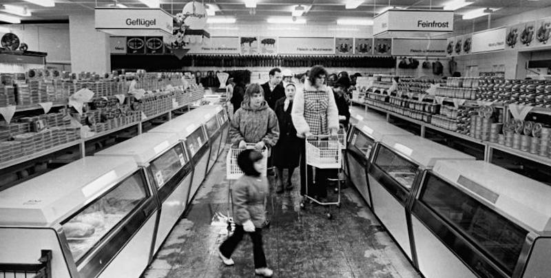 Un supermercato di Berlino Est nel 1974 (Bundesarchiv, Bild, via Wikimedia Commons)