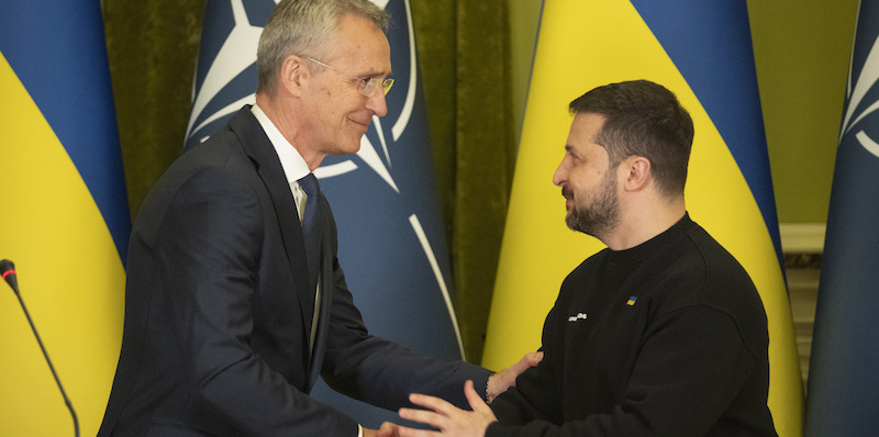 Il segretario generale della NATO Jens Stoltenberg e il presidente ucraino Volodymyr Zelensky (AP Photo/Efrem Lukatsky)