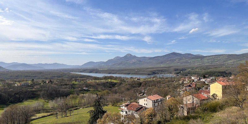 Il lago Pertusillo, in Val d'Agri (Angelo Mastrandrea/il Post)