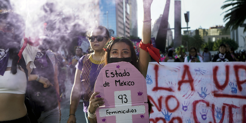 Una ragazza che denuncia il numero di femminicidi in Messico nel 2022 con un cartello durante una manifestazione femminista contro la violenza sulle donne a Città del Messico, il 25 novembre 2022