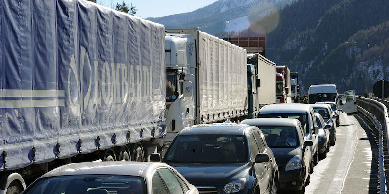 Auto e tir in coda all'ingresso del traforo del Fréjus (ANSA/DI MARCO)