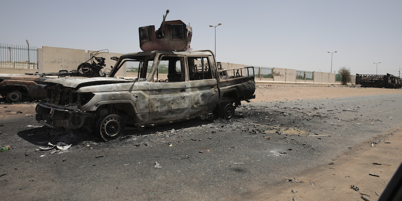 Un veicolo militare distrutto nella zona meridionale di Khartum (AP Photo/Marwan Ali)