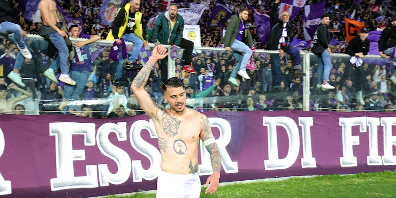 Lorenzo Venuti sotto la curva della Fiorentina (Gabriele Maltinti/Getty Images)