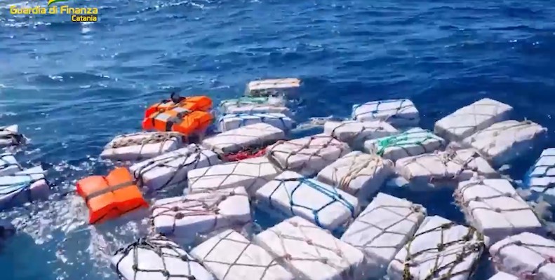 Il carico di cocaina recuperato al largo di Catania (© Cover Images via ZUMA Press)