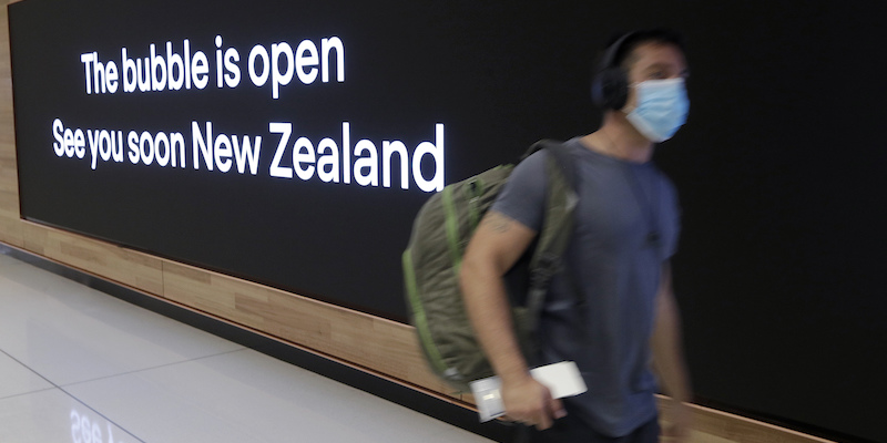 Una persona cammina nell'aeroporto di Sydney, in Australia (AP Photo/Rick Rycroft, File)