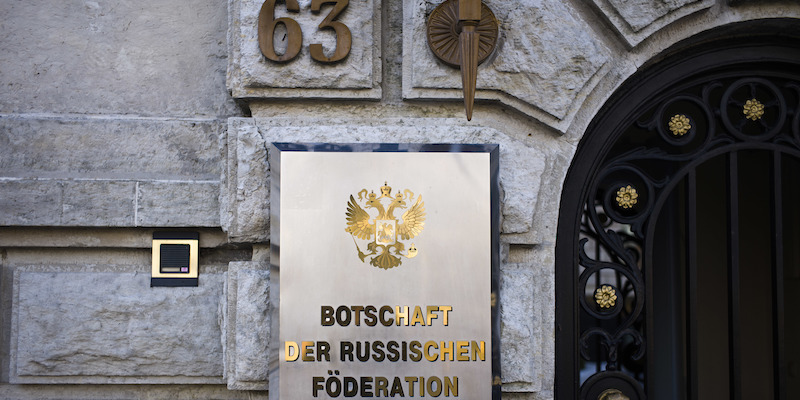 L'entrata dell'ambasciata russa a Berlino, in Germania (AP Photo/Markus Schreiber)