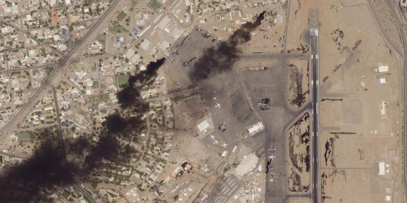 L'aeroporto di Khartum in un'immagine satellitare della scorsa settimana (Planet Labs PBC via AP)