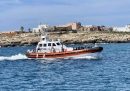Nella notte è naufragata una barca di migranti al largo di Lampedusa: ci sono un morto e almeno venti dispersi