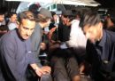 Almeno 12 persone sono morte a causa di due esplosioni in una stazione di polizia in Pakistan