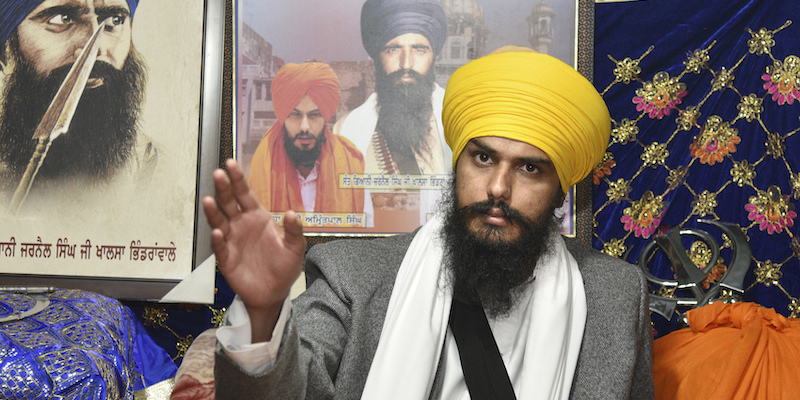 Amritpal Singh mentre parla con i suoi seguaci ad Amritsar, in India, lo scorso 7 gennaio