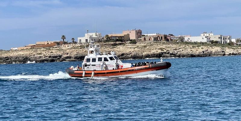 Una motovedetta della Guardia Costiera nel porto di Lampedusa (ANSA/Elio Desiderio)