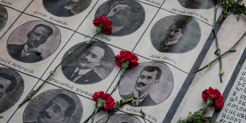 I volti di alcuni degli uomini morti nel genocidio degli armeni nel 1915, durante una commemorazione a Istanbul, in Turchia, nel 2018 (Chris McGrath/Getty Images)