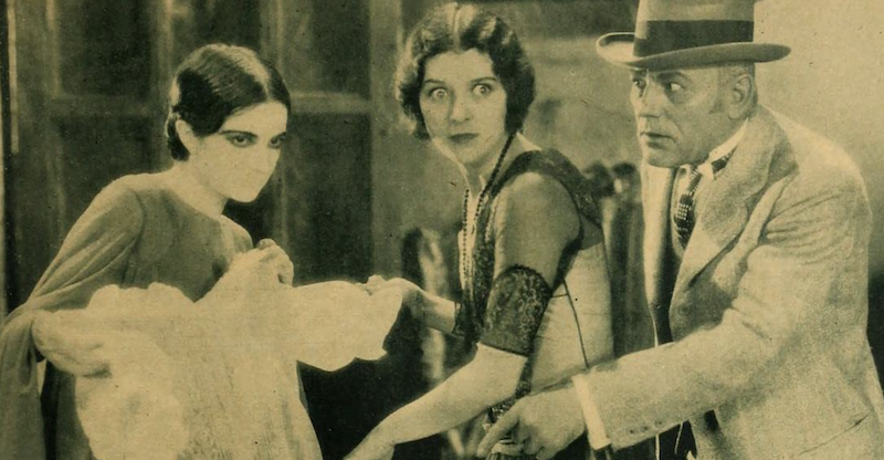 Edna Tichenor, Marceline Day e Lon Chaney nel film del 1927 "Il fantasma del castello" (IMDb)