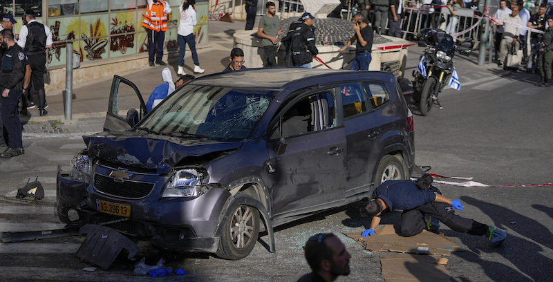 Un uomo palestinese ha travolto alcuni passanti in auto a Gerusalemme, ferendone cinque: è stato ucciso poco dopo