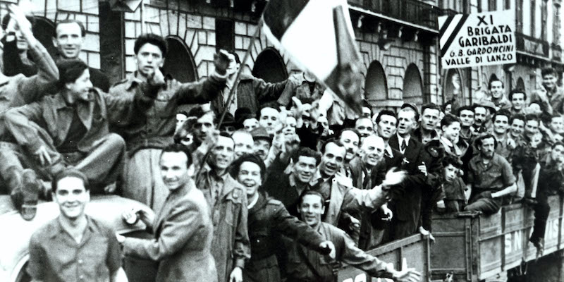Una sfilata di partigiani a Torino il 25 aprile 1945 (Publifoto/Lapresse)