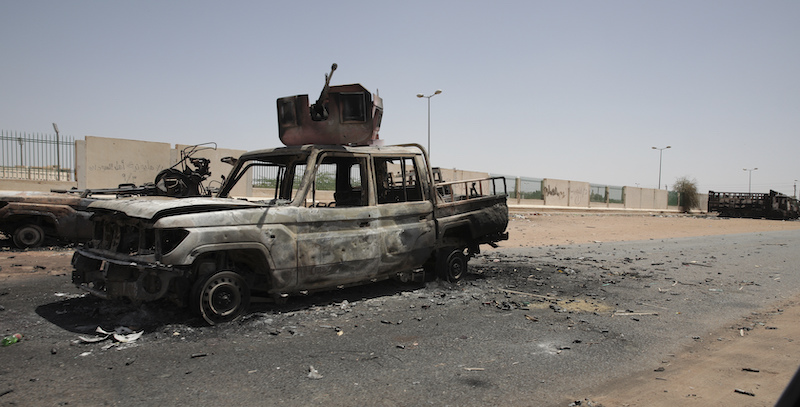 Un veicolo bruciato a Khartum, la capitale del Sudan (AP Photo/Marwan Ali)