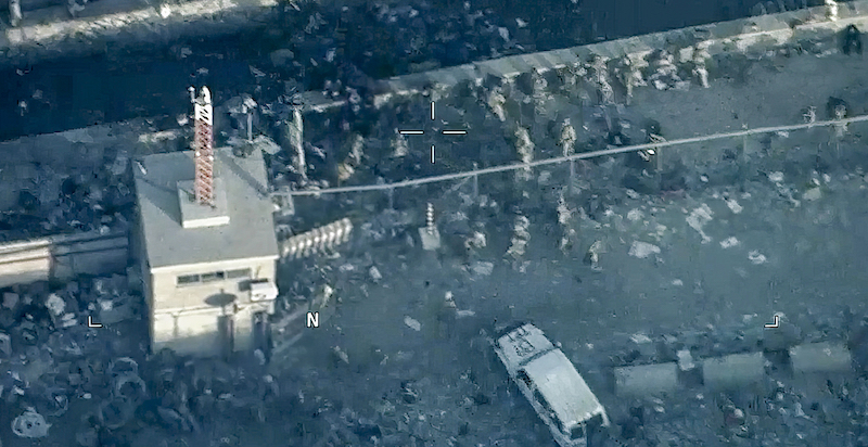 L'aeroporto di Kabul dopo l'attentato del 26 agosto del 2021, in una foto diffusa dal dipartimento della Difesa americano (Department of Defense via AP, File)