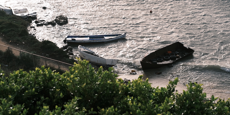 Alcune barche di migranti abbandonate a Lampedusa (Tommaso Merighi/Il Post)