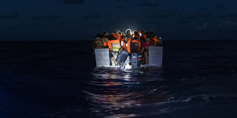 Un gruppo di migranti salvati nel Mediterraneo dalla nave Ocean Viking dell'ong SOS Mediterranee, nell'agosto del 2022 (AP Photo/Jeremias Gonzalez)
