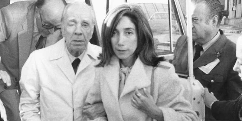 Lo scrittore argentino Jorge Luis Borges accompagnato da María Kodama a Madrid, il 20 aprile 1980 (AP Photo, File, LaPresse)