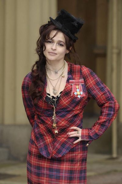 L'attrice Helena Bonham Carter con un abito in tartan a Buckingham Palace nel 2012 